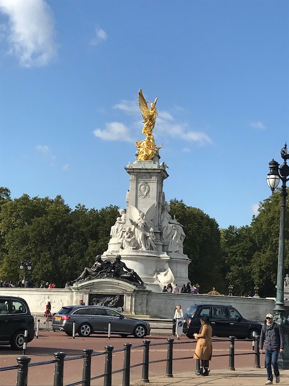 Gold statue at the roundabout in front of Buckingham Palace.